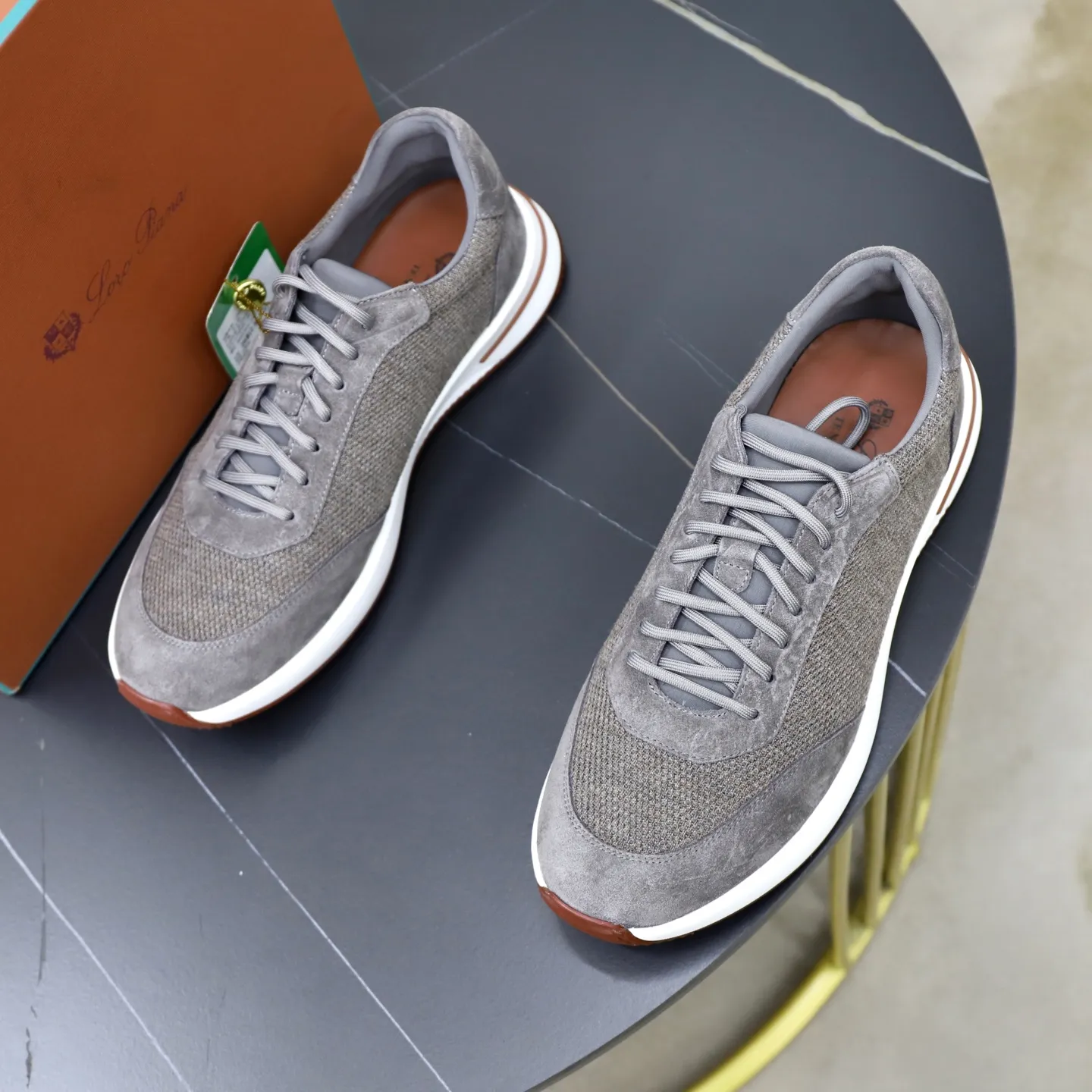 Ex-factory price: 560💰Loro Piana Tennis Walk men’s moral training sneakers! These new textured leather tennis shoes feature an ultra-low-top design for year-round wear and are water-resistant. The wrapped sole creates an effortlessly attractive color combination that harmoniously blends functionality with understated style. The ideal footwear option for urban dressing. The heel is decorated with a soft calfskin tongue with Kummel color inserts and an embossed LP logo. Cotton shoelaces. Material: Upper: Gray woven stitching with cowhide accents! Sole: Rubber lining: Cow leather original rubber sole, excellent foot comfort, complete package! Size: 38-39-40-41-42-43-44 leather shoe size (4546 can be customized)